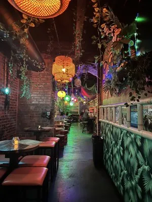 24093 tarantula tiki lounge staff